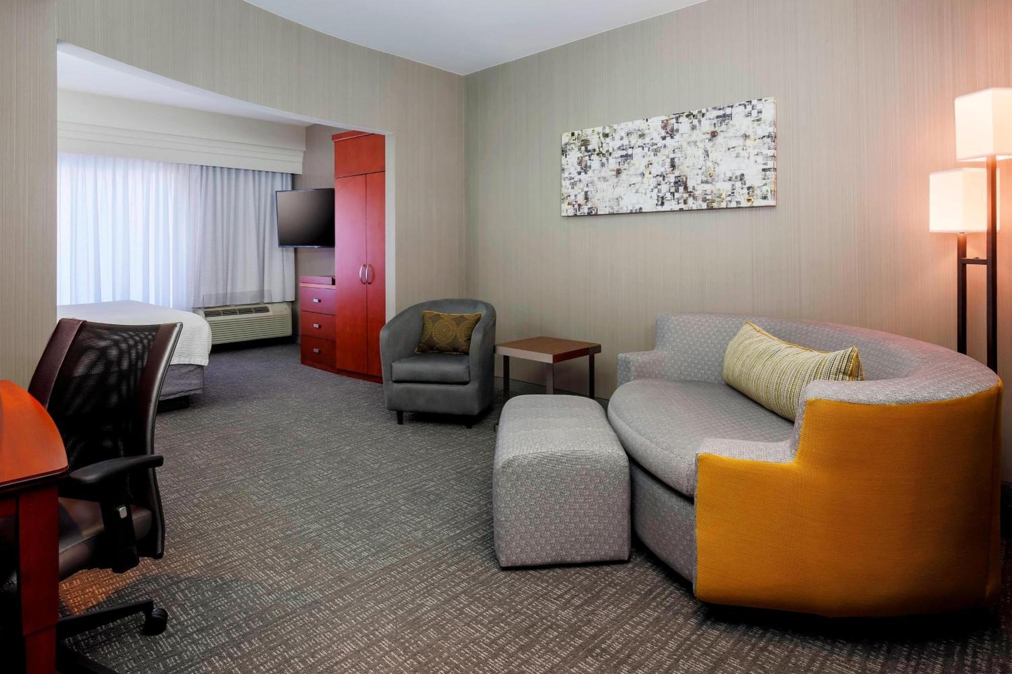 Courtyard By Marriott Dallas South Arlington